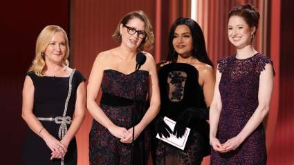 Las icónicas actrices de "The Office" comparten un conmovedor reencuentro en el escenario de los premios de actores.