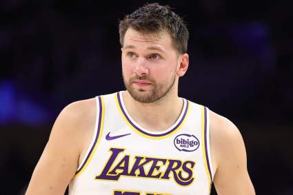 Lakers impactados por brutales noticias sobre Luka Doncic durante la victoria de los Pelicans
