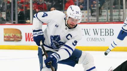 Auston Matthews, de los Maple Leafs, se lesiona tras un golpe sucio rodilla contra rodilla.