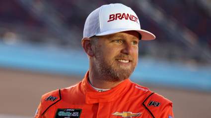 Justin Allgaier gana en Darlington tras una reanudación tardía, mientras que Kyle Larson se queda corto.