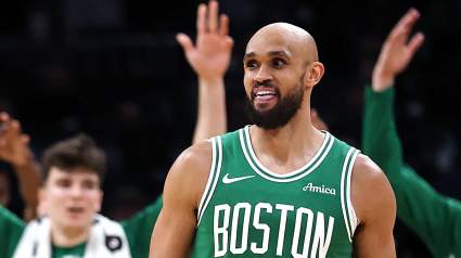 Los Boston Celtics hacen un anuncio sobre Derrick White antes del partido contra los Hornets.