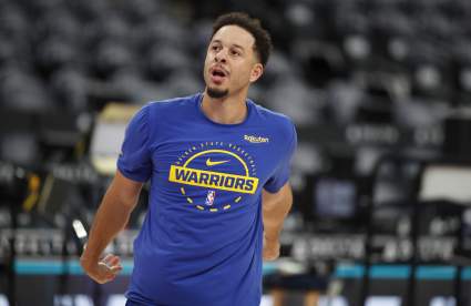 Los Golden State Warriors anuncian la incorporación de Seth Curry durante el partido contra los Timberwolves.