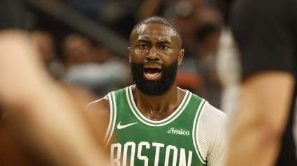 Los Boston Celtics anuncian una noticia terrible sobre Jaylen Brown antes del partido contra los Hawks.