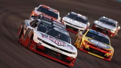 'Mantente en tu carril': una influencer critica a un piloto casado de NASCAR por un supuesto mensaje.