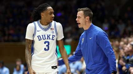 El equipo de baloncesto de Duke hace un anuncio antes del partido contra St. John's.