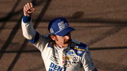 Ryan Blaney lucha por ganar la carrera de la Copa NASCAR en Phoenix