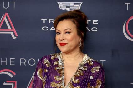 Jennifer Tilly luce glamurosa en la alfombra roja de la Gala Roundabout en Nueva York: FOTOS