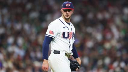Mark DeRosa informa a Paul Skenes sobre el estado de cara a la semifinal del CMB.