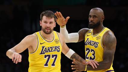 Los Lakers anuncian su decisión sobre la alineación titular en medio de noticias sobre lesiones contra los Rockets.