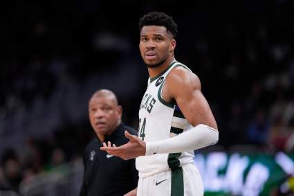 Zach Lowe dice que Giannis está creando problemas para forzar un traspaso de los Bucks.