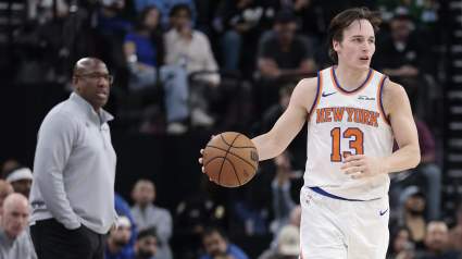 Mike Brown explica la sorprendente decisión de Tyler Kolek sobre el veterano base de los Knicks.