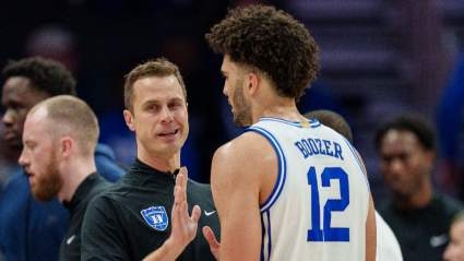 El equipo de baloncesto de Duke hace un anuncio antes del partido contra TCU.