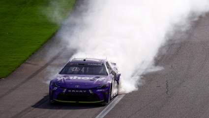 Denny Hamlin supera la penalización para ganar la carrera de la NASCAR Cup Series en Las Vegas.