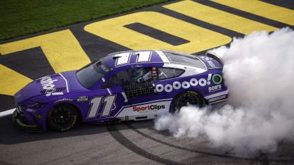 Denny Hamlin supera a Kevin Harvick en la lista de victorias de todos los tiempos de NASCAR con su triunfo en Las Vegas.