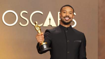 Michael B. Jordan rinde homenaje a los pioneros de Hollywood en su primer discurso de aceptación del Oscar.