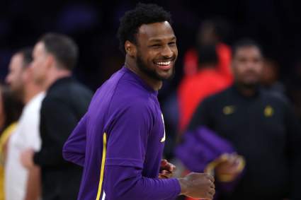 Bronny James, de los Lakers, se burla de los fanáticos de los Pacers tras una clavada que se volvió viral.