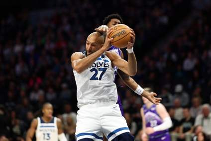 Chris Finch, de los Timberwolves, expresa su frustración con Rudy Gobert.