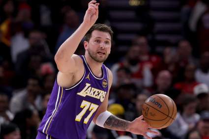 La estrella de los Lakers, Luka Doncic, reescribe la historia de la NBA mientras aumentan las probabilidades de que gane el premio MVP.