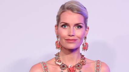 Lady Kitty Spencer da vida al arte con un llamativo vestido basado en una pintura de 237 años de antigüedad.