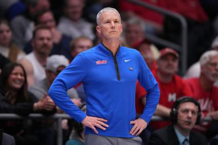 El entrenador de SMU, Andy Enfield, niega haber engañado al Comité del Torneo de la NCAA.