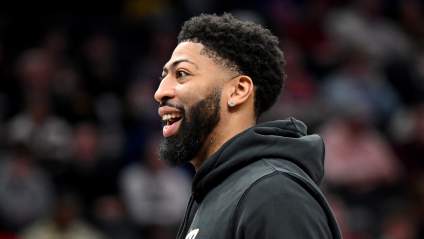 Los Wizards anuncian la llegada de Anthony Davis antes del partido contra los Thunder.