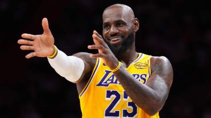 La estrella de los Lakers, LeBron James, hace historia contra Magic.