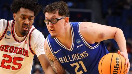 ¿Por qué Robbie Avila usa gafas protectoras mientras la estrella de Saint Louis genera expectación en el March Madness?