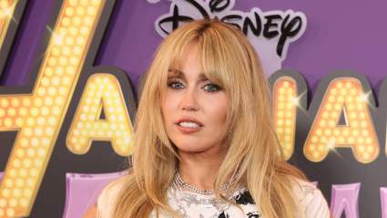 VER: Miley Cyrus deslumbra con un vestido-camiseta de 'Hannah Montana' en el evento especial del 20 aniversario.