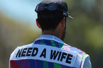 Los jugadores dan rienda suelta a su creatividad con baberos personalizados para caddies en el Campeonato Valspar.