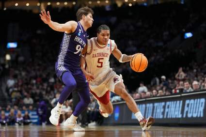 La estrella de los Arkansas Razorbacks hace historia con un contrato de patrocinio de calzado.