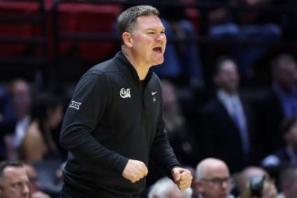 Arizona avanza a los octavos de final contra Arkansas con el futuro de Tommy Lloyd en el punto de mira.
