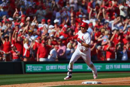 JJ Wetherholt, de los St. Louis Cardinals, recibe un regalo tras un mágico día inaugural.