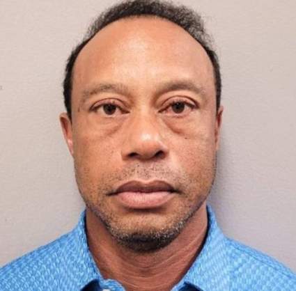 Tiger Woods sale de la cárcel horas después de su arresto.