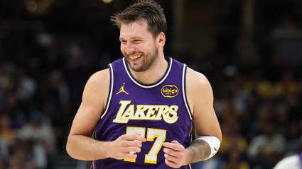 Luka Dončić anota 41 puntos antes de que se haga efectiva su suspensión.