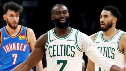 Los Boston Celtics anuncian la llegada de Jaylen Brown antes del partido contra los Hornets.