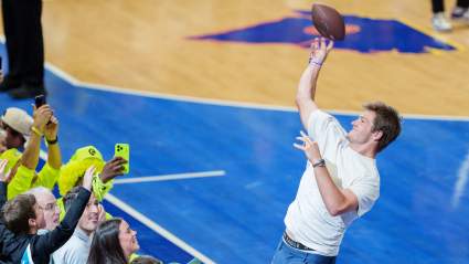 Drake Maye, de los Patriots, envía un fuerte mensaje con un gesto en el partido contra los Hornets.