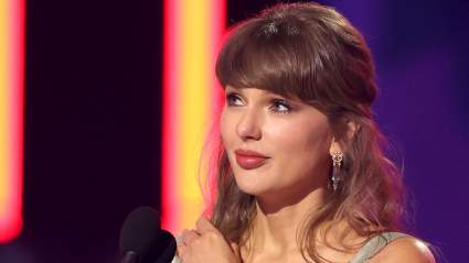 Travis Kelce envía un mensaje de tres palabras a Taylor Swift tras su histórica victoria.