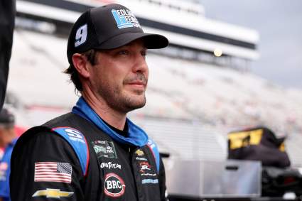 NASCAR: El piloto de Dale Earnhardt Jr. se enfrenta a un drama al final de la carrera en su debut en el Martinsville Speedway.