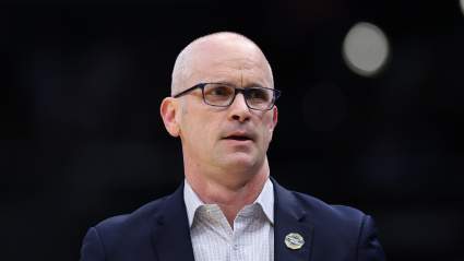 El entrenador de UConn, Dan Hurley, revela por qué rechazó un puesto en los Lakers por 70 millones de dólares.