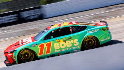 Denny Hamlin consigue su quinta pole position en Martinsville; William Byron se une a la primera fila.