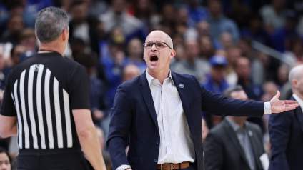 El entrenador de UConn, Dan Hurley, se pronuncia sobre el incidente arbitral que se hizo viral tras la victoria por 73-72 sobre Duke.