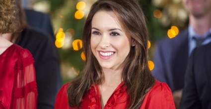 Lacey Chabert comparte nuevas fotos del rodaje de la próxima serie de Hallmark+.