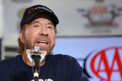 Chuck Norris fallece a los 86 años y los fanáticos de NASCAR reaccionan.