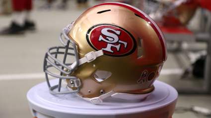 Los 49ers renuevan oficialmente su contrato con un jugador clave del equipo especial y se centran en retener a la unidad completa