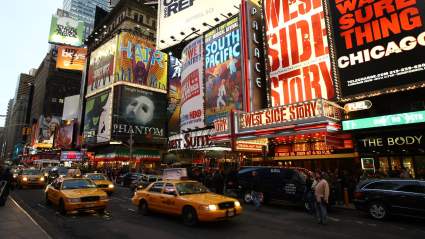 El copresentador de 'The View' hace un debut sorpresa en Broadway