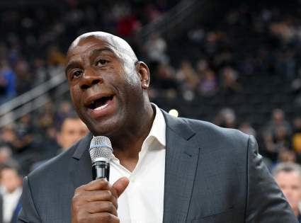 La leyenda de la NBA, Magic Johnson, reacciona a la victoria de Los Angeles Lakers sobre los Rockets.