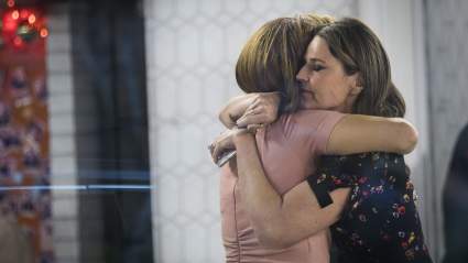 Hoda Kotb muestra su apoyo a Savannah Guthrie y su familia mientras Nancy Guthrie permanece desaparecida.