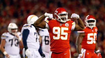 El liniero defensivo de los Chiefs, Chris Jones, ya motiva a Khyiris Tonga, nuevo agente libre