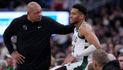 Los Bucks impidieron físicamente que Giannis, lesionado, regresara al campo.