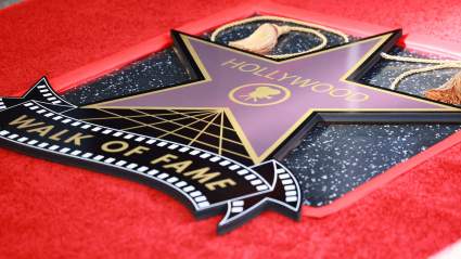 Un icono legendario de la música recibe una estrella en el Paseo de la Fama de Hollywood en un emotivo momento.